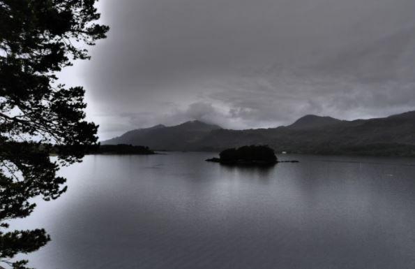 photo-paysage-noir-blanc-lac-montagne
