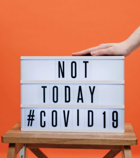 image-main-posé-affiche-not-today-covid19
